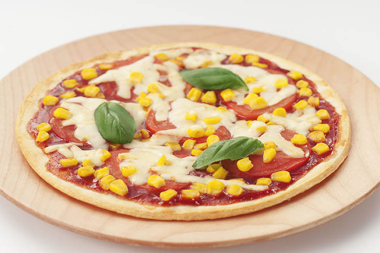 写真：オタフク流トマトとコーンのピザ